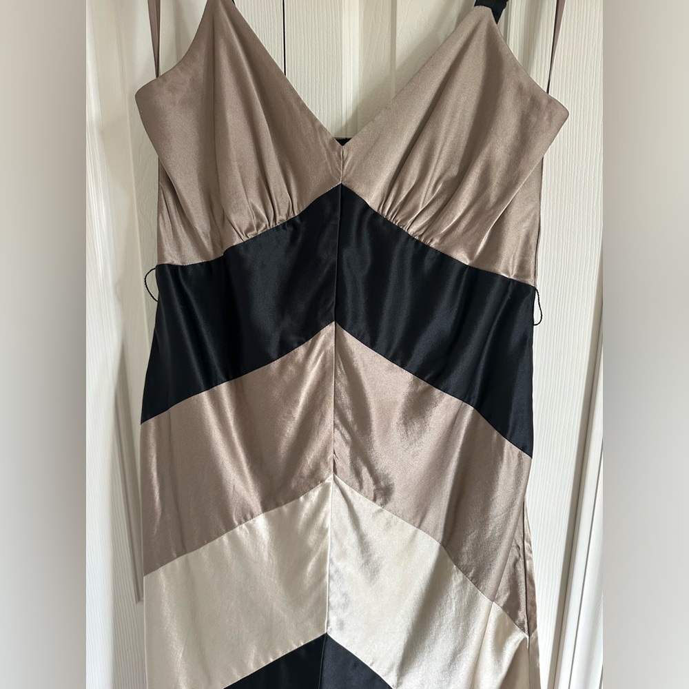 ASO THE O.C. Summer Roberts (Rachel Bilson) silk chevron dress alt gray - Picture 4 of 12